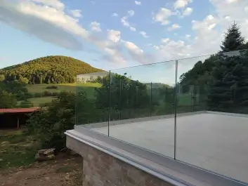 Sklenené zábradlie na terase rodinného domu - Banská Bystrica, číre sklo VSG/ESG 16,76 mm