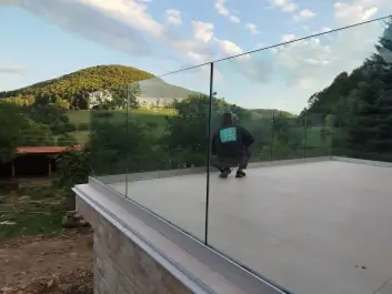 Moderné sklenené zábradlie s hliníkovým profilom - Banská Bystrica, matná povrchová úprava