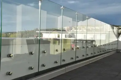 Sklenené zábradlie na balkón v Trenčíne - moderná realizácia na novostavbe s bodovými úchytmi