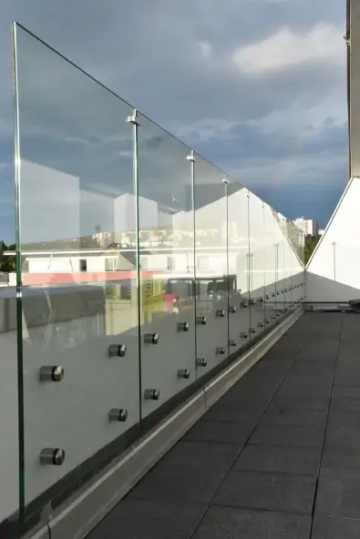 Balkónové sklenené zábradlie Trenčín - bezpečné riešenie so statickým posudkom