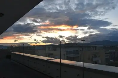 Číre sklenené zábradlie v Trenčíne - elegantné balkónové riešenie s hliníkovým kotvením