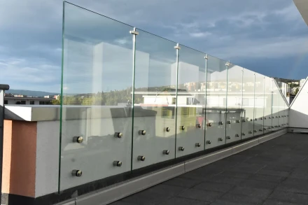 Sklenené zábradlie na balkón novostavba Trenčín