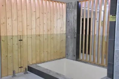 Sklenené zábradlie vo wellness centre Dolné Vestenice - číre sklo na stĺpikoch