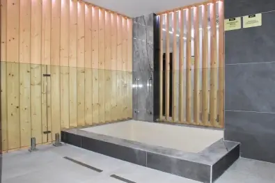 Číre sklenené zábradlie vo wellness centre v Dolných Vesteniciach