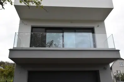 Montáž skleneného zábradlia na balkóne rodinného domu - Košice, číre sklo VSG/ESG 8,8 mm