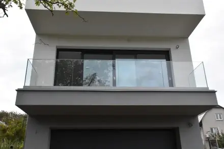 Sklenené zábradlie na balkóne – elegantná a bezpečná ochrana s voľným výhľadom