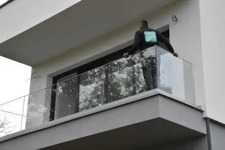 Cena skleneného zábradlia na bodové úchyty – moderné a bezpečné riešenie