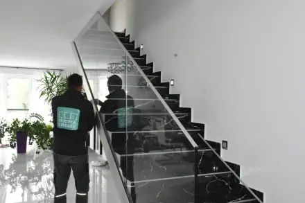 Sklenené zábradlie v interiéri – moderné riešenie pre bezpečnosť a eleganciu domova