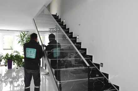 Sklenené zábradlie v interiéri – moderné riešenie pre bezpečnosť a eleganciu domova