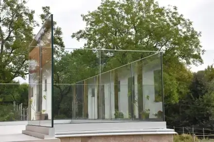 Sklenené zábradlie v exteriéri - čistý výhľad a odolná konštrukcia