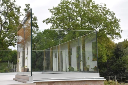 Sklenené zábradlie v exteriéri - čistý výhľad a odolná konštrukcia