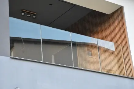 Bezpecnostne normy sklenene zabradlia - certifikovane profily a sklo