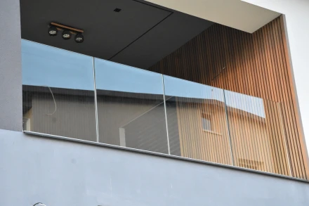 Bezpecnostne normy sklenene zabradlia - certifikovane profily a sklo