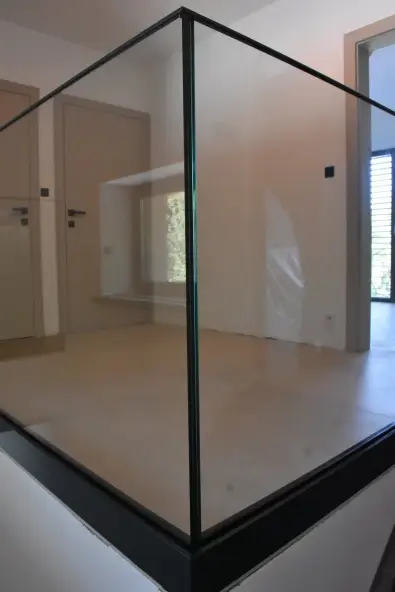 Sklenené zábradlie interiér – hliníkový profil, realizácia Ivanka pri Dunaji