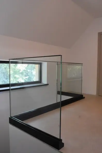 Sklenené zábradlie interiér Ivanka pri Dunaji – číre bezpečnostné sklo VSG/ESG 8,8 mm v hliníkovom profile