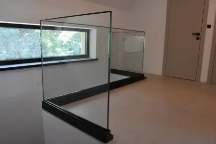 Sklenené zábradlie v modernej architektúre - čisté línie a bezpečnosť