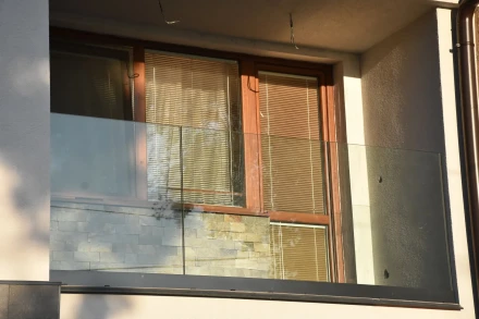 Sklenené zábradlie na balkóne s nerušeným výhľadom