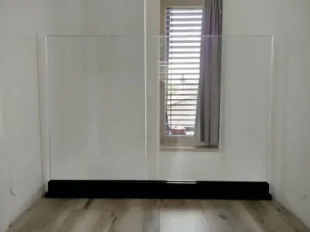 Sklenené zábradlie v modernom interiéri – spojenie elegancie a minimalizmu