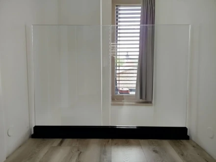 Sklenené zábradlie v modernom interiéri – spojenie elegancie a minimalizmu