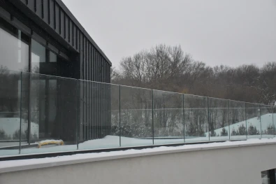 Moderné sklenené zábradlie s hliníkovým profilom v antracitovej farbe - Bratislava, elegantné madlo