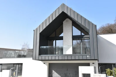 Moderné sklenené zábradlie s hliníkovým profilom v antracitovej farbe - Bratislava, elegantné madlo