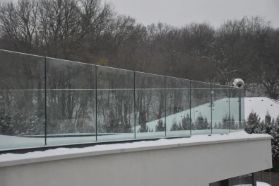 Sklenené zábradlie na mieru - Bratislava, opticky priestranná terasa s výhľadom a elegantným madlom
