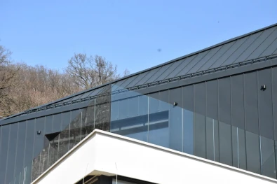 Sklenené zábradlie na mieru - Bratislava, opticky priestranná terasa s výhľadom a elegantným madlom