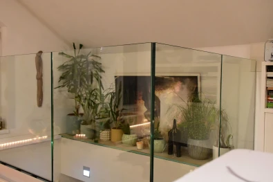 Interiérové sklenené zábradlie do tvaru L v striebornom profile s čírym sklom