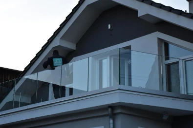 Montáž skleneného zábradlia na balkóne v Žiline