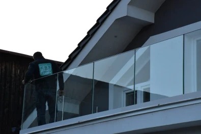 Detail balkónového skleneného zábradlia s čírym sklom