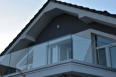 Vonkajšie sklenené zábradlie na balkóne rodinného domu v Žiline