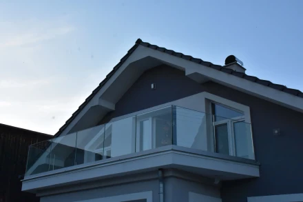 Sklenené zábradlie na balkón v Žiline a interiérové L-zábradlie