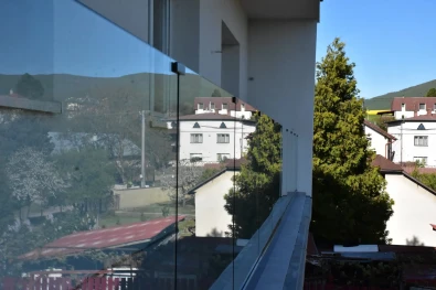 Sklenené zábradlie na balkóne v Košiciach – antracitový profil, výška 100 cm