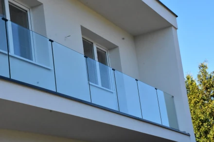 Sklenené zábradlie na balkón v Košiciach po rekonštrukcii - antracitový profil a dizajnové spojky