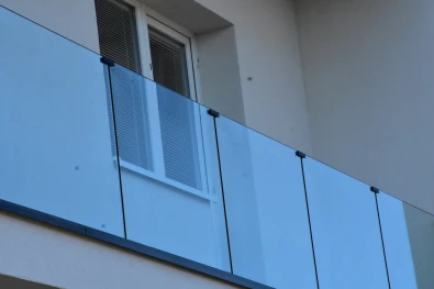 Detail dark black spojiek na sklenenom zábradlí – Košice