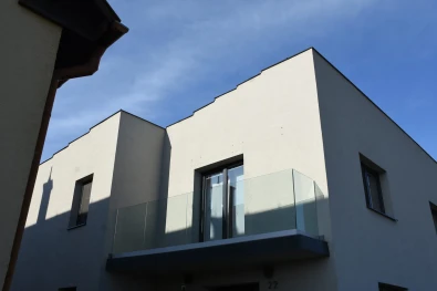 Moderný rodinný dom v Košiciach s atypickým skleneným zábradlím na balkóne