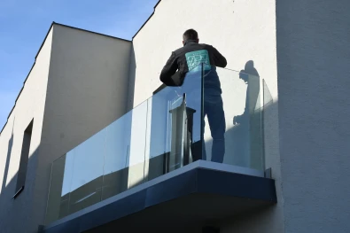 Montáž skleneného zábradlia na balkón v Košiciach – L-tvar