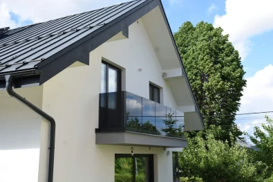 Moderný rodinný dom na Orave so skleneným zábradlím na balkóne v antracitovom profile