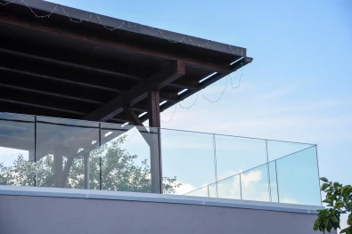 Moderný rodinný dom v Banskej Bystrici so skleneným zábradlím na terase a panoramatickým výhľadom