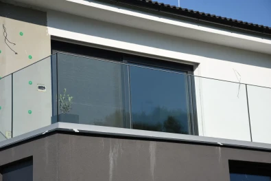 Moderný rodinný dom v Trenčíne so skleneným zábradlím na balkóne v striebornom profile