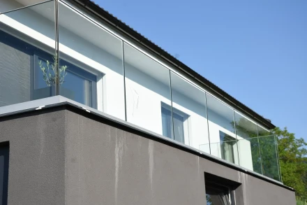 Sklenené zábradlie na balkón Trenčín – strieborný svetlosivý profil, číre sklo a 2 mm lišta