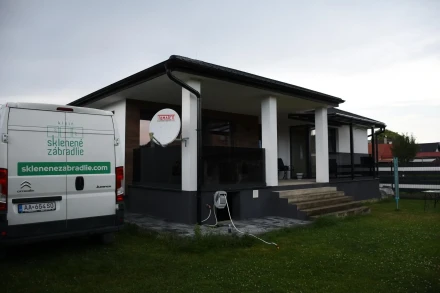 Sklenené zábradlie na terasu Plaveč – antracitový profil, antracitové prehľadné sklo a 2 mm lišta