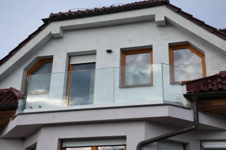 Sklenené zábradlie na balkón Košice – strieborný svetlosivý profil a číre sklo
