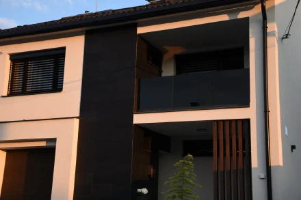 Sklenené zábradlie na balkón Snina – antracitový profil, čierne sklo a 2 mm lišta