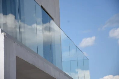 Detail 2 mm ochrannej lišty a strieborného profilu skleneného zábradlia v Zlatých Moravciach