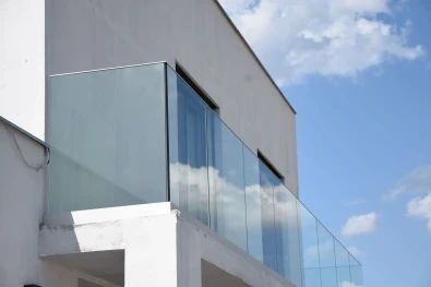 Sklenené zábradlie na balkóne novostavby v Zlatých Moravciach z nízkeho uhla – montáž na betón