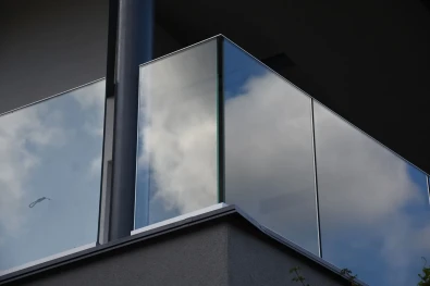 Detail svetlosivého profilu a 2 mm lišty skleneného zábradlia pri Prešove