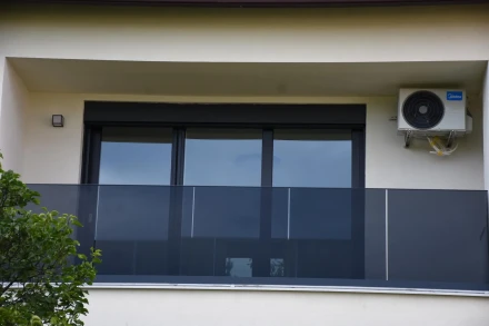 Sklenené zábradlie na balkón Poprad – Grey sklo a antracitový profil