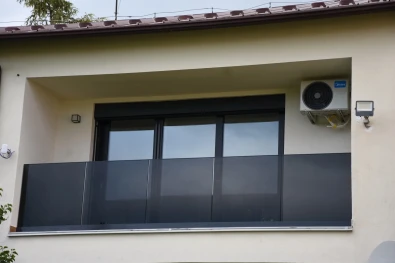 Detail skleneného zábradlia Poprad – dymové Grey sklo v antracitovom profile