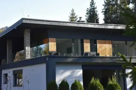 Sklenené zábradlie na stĺpikoch pre rekreačnú chatu Spišská Nová Ves